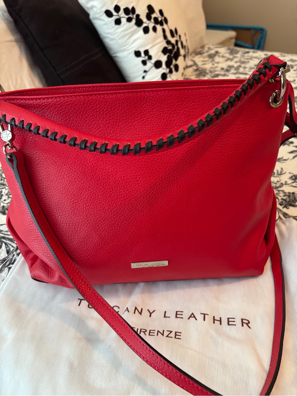 Tuscany Leather Red Shoulder / Crossbody Bag In Lipstick Red